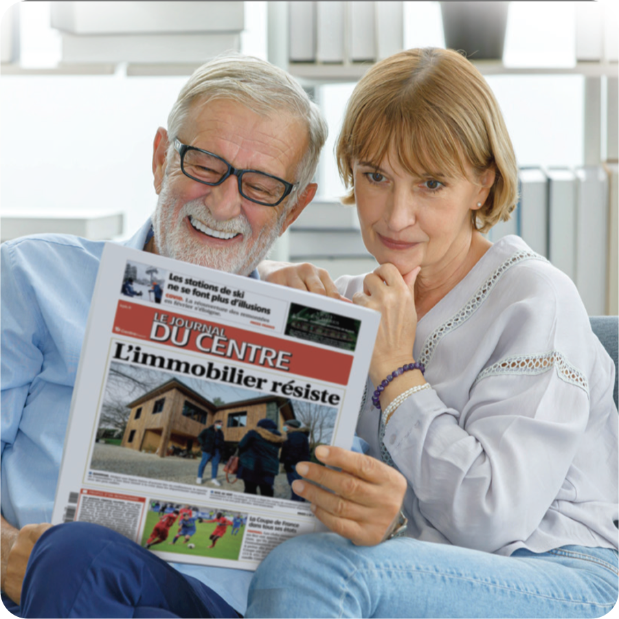 couple senior lisant le journal du centre